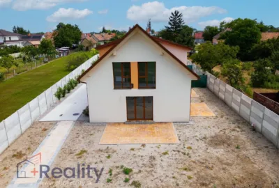 ZNÍŽENÁ CENA I Rodinný dom v uzavretom obytnom komplexe v obci Vojka nad Dunajom na predaj!