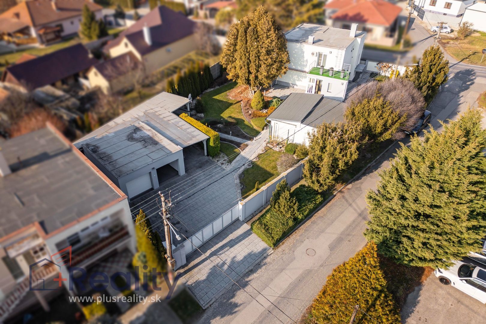Dvojpodlažný rodinný dom s veľkým pozemkom v obci Topoľníky na predaj!
