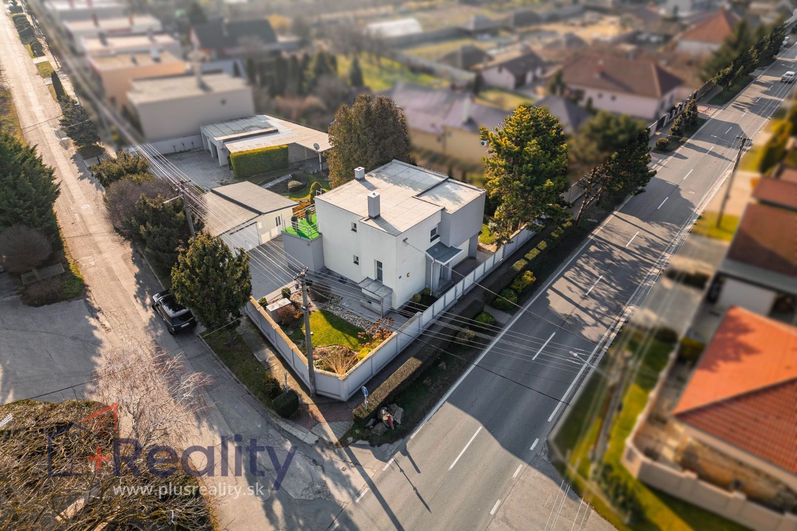 Dvojpodlažný rodinný dom s veľkým pozemkom v obci Topoľníky na predaj!