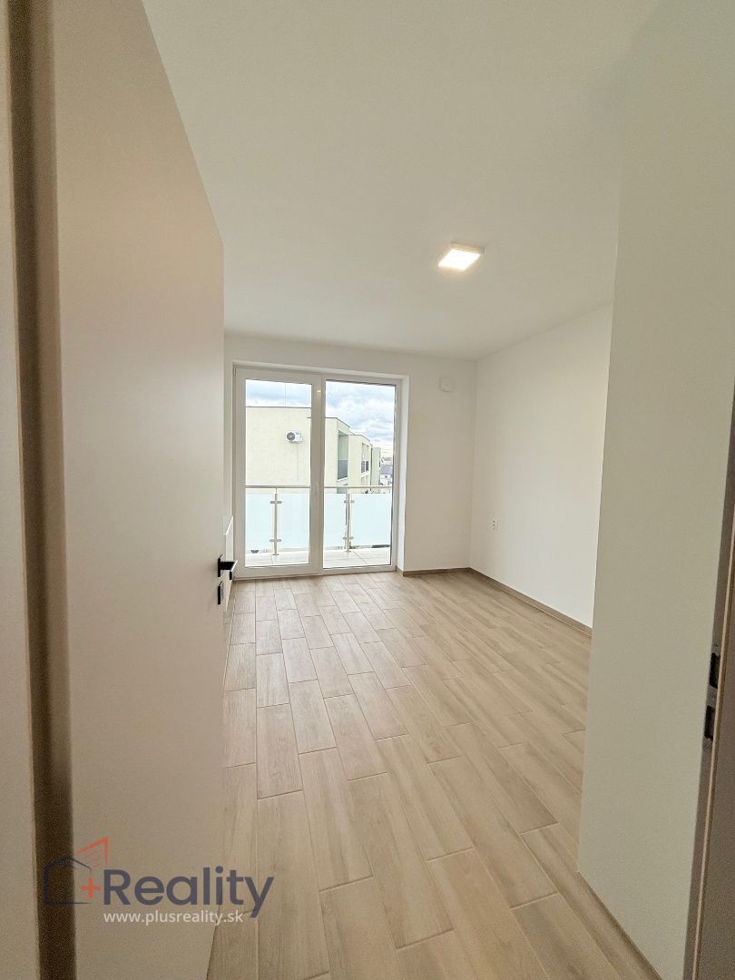 Krásny, nový 3 izbový byt s balkónom a s dvomi parkovacími státiami v meste Dunajská Streda na predaj!