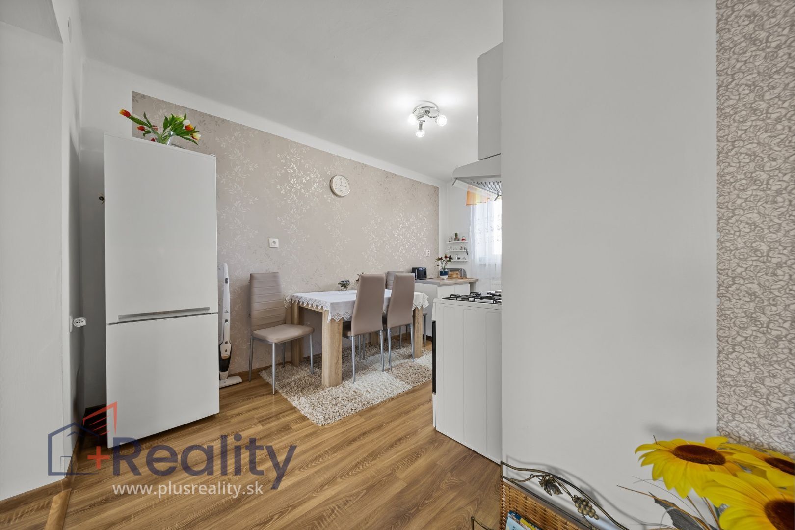 PLUS REALITY Trojizbový byt so záhradou a garážou v meste Veľký Meder na predaj!