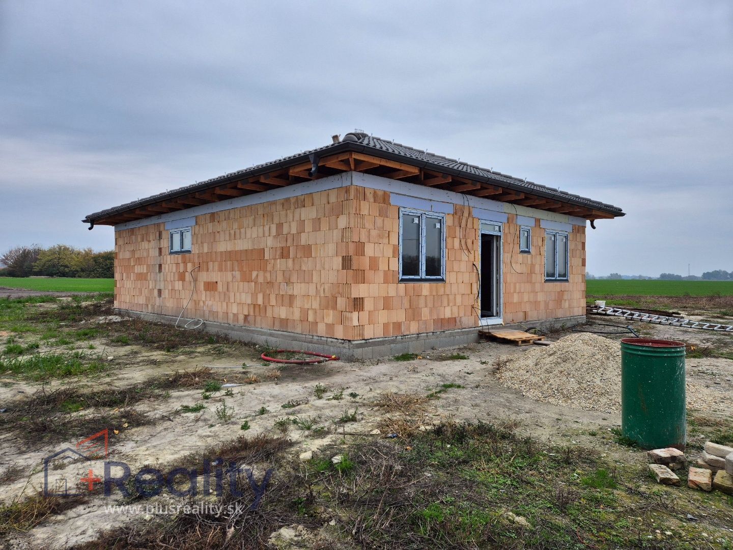 REZERVOVANÉ I 4 izbový dom / bungalov, v štádiu výstavby v obci Povoda na predaj!