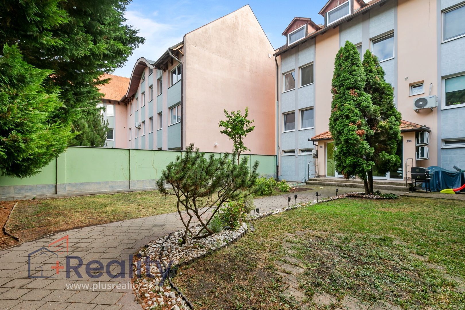 REZERVOVANÉ | Poschodový trojpodlažný dom v radovej zástavbe v centre mesta Dunajská Streda na predaj!