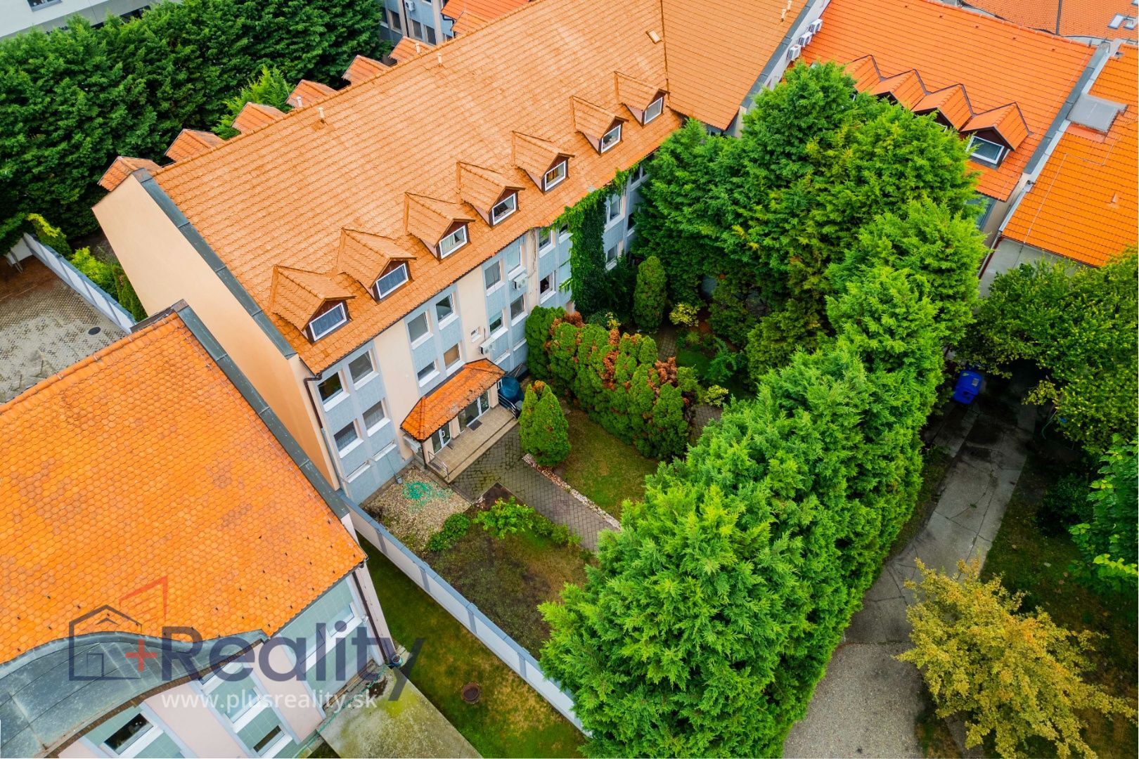 REZERVOVANÉ | Poschodový trojpodlažný dom v radovej zástavbe v centre mesta Dunajská Streda na predaj!