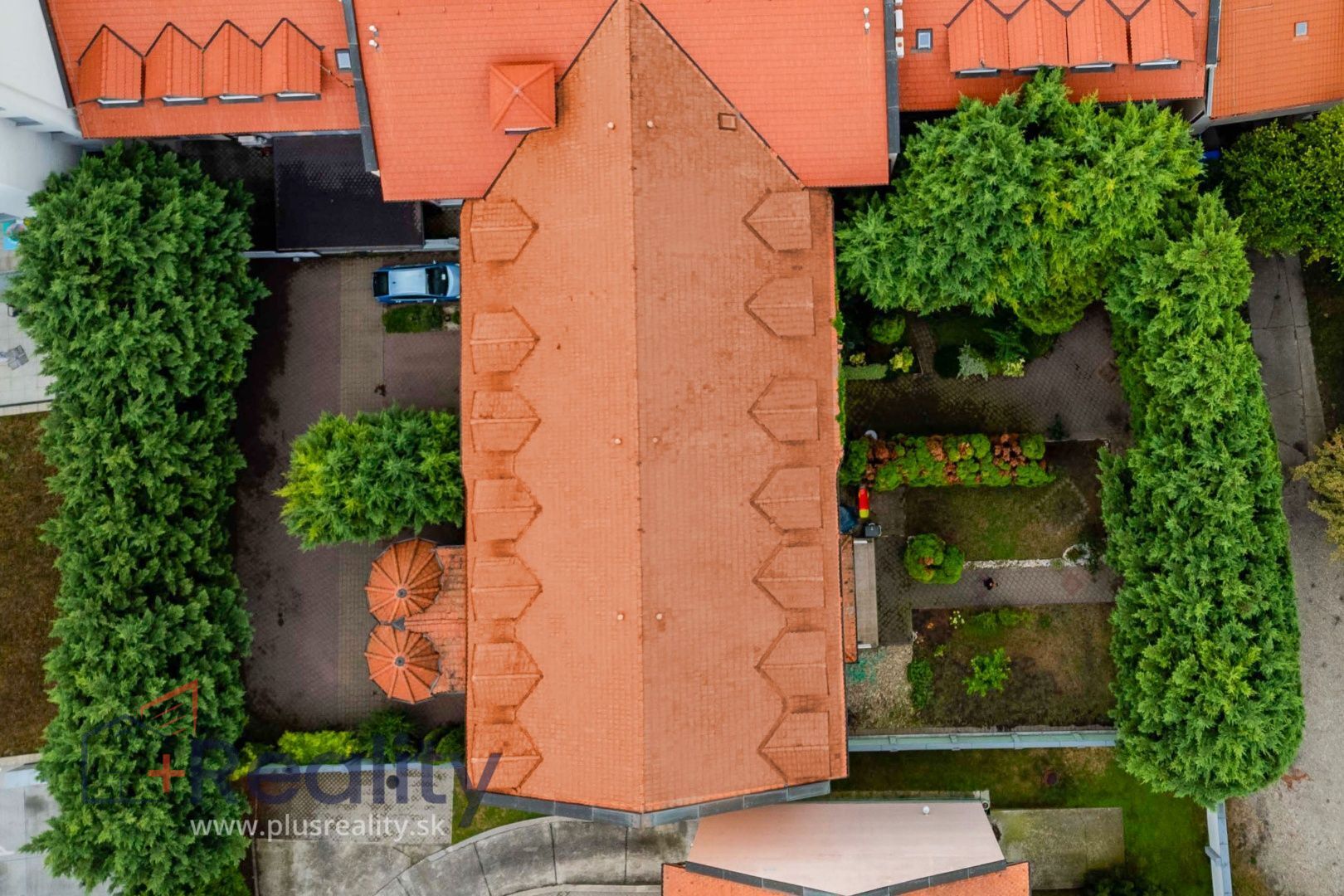 REZERVOVANÉ | Poschodový trojpodlažný dom v radovej zástavbe v centre mesta Dunajská Streda na predaj!