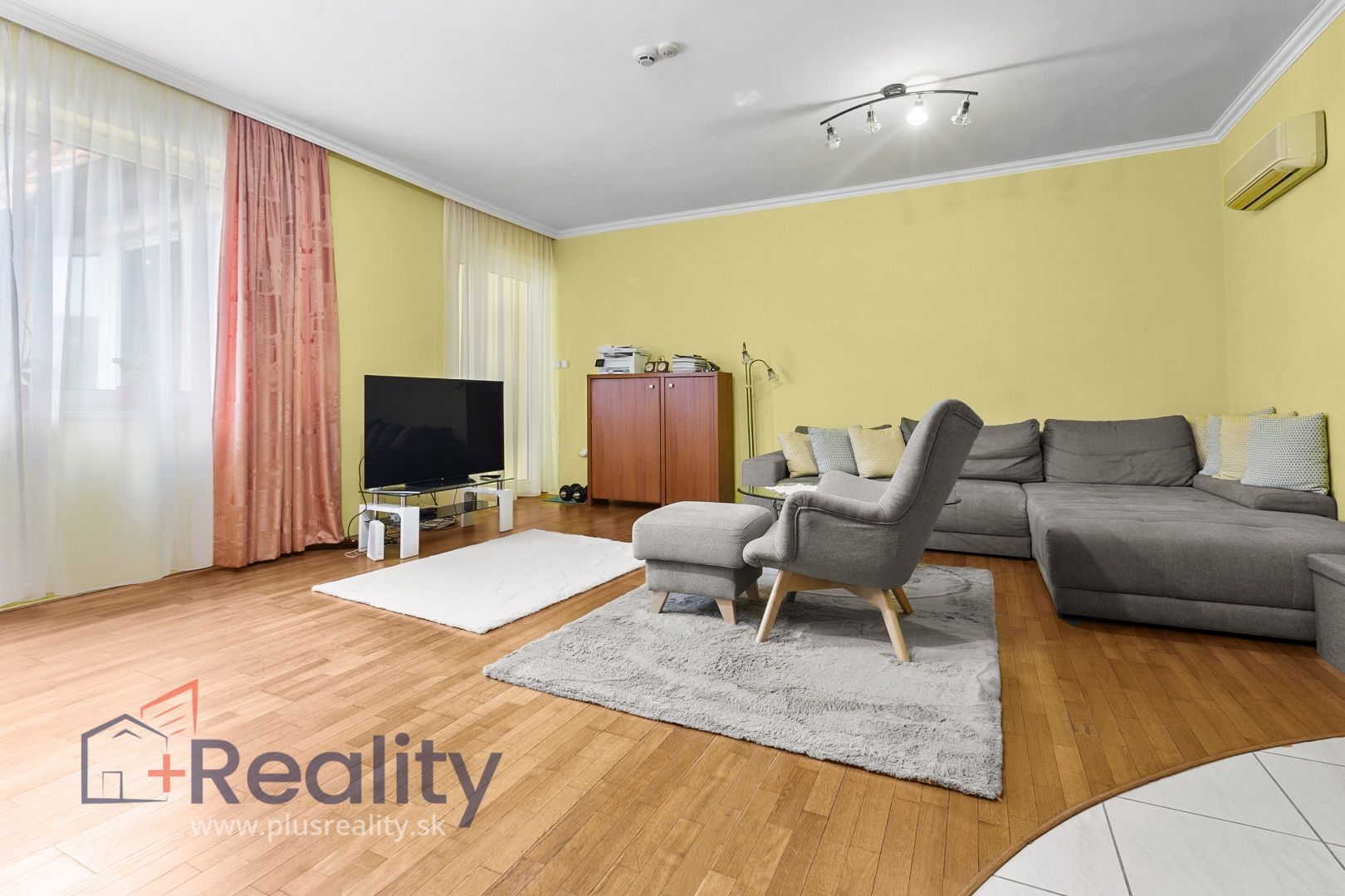 REZERVOVANÉ | Poschodový trojpodlažný dom v radovej zástavbe v centre mesta Dunajská Streda na predaj!