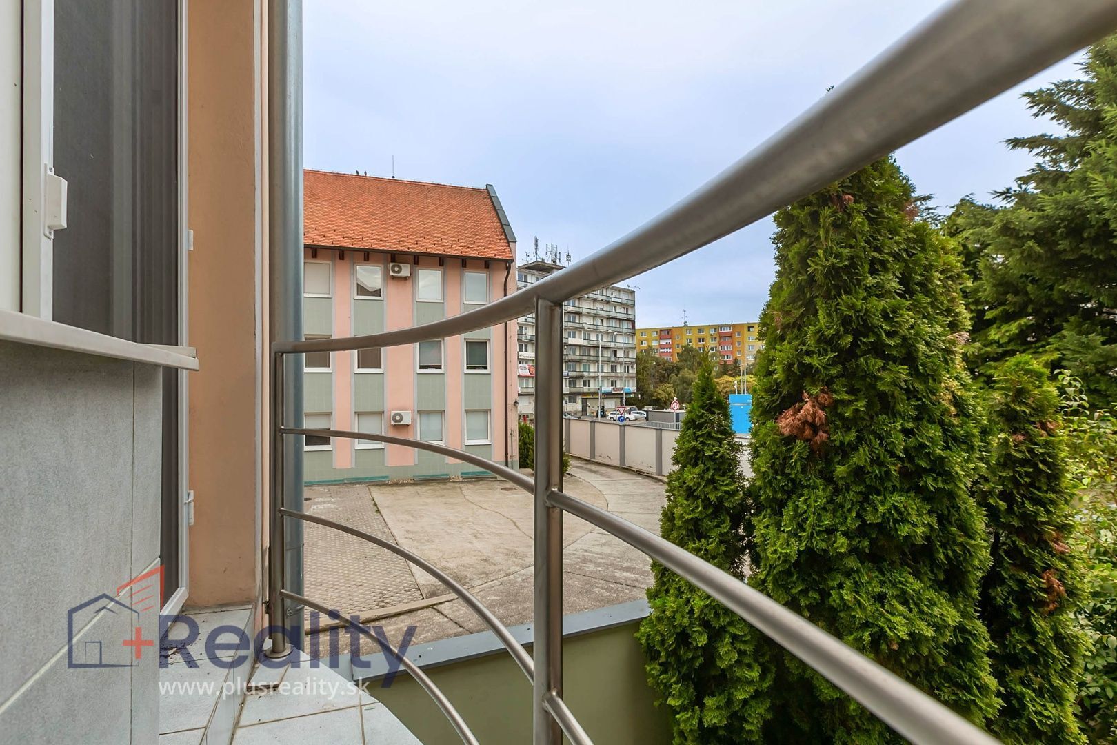 REZERVOVANÉ | Poschodový trojpodlažný dom v radovej zástavbe v centre mesta Dunajská Streda na predaj!