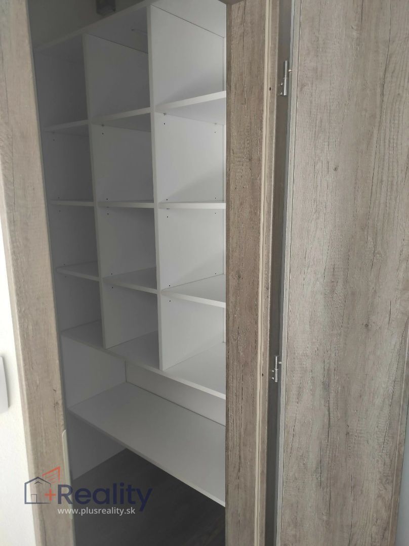 REZERVOVANÉI Zrekonštruovaný 3 izbový byt s balkónom v úplnom centre mesta Dunajská Streda na predaj!