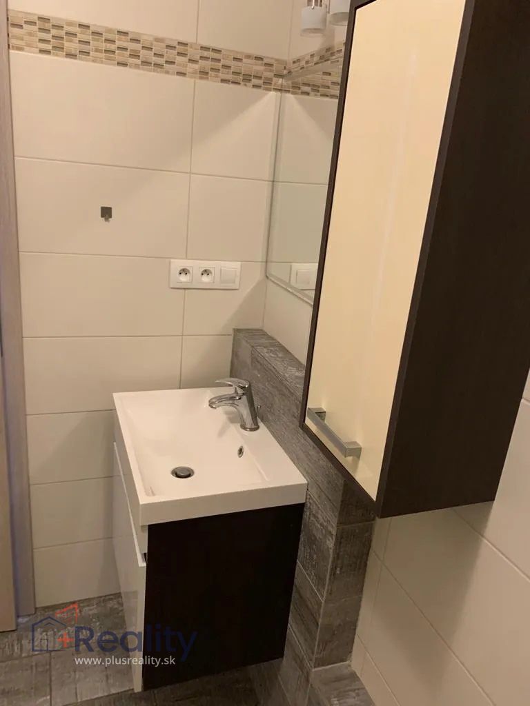 REZERVOVANÉI Zrekonštruovaný 3 izbový byt s balkónom v úplnom centre mesta Dunajská Streda na predaj!