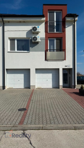 Slnečný 3 izbový byt v meste Senec na Dlhej ulici na predaj!
