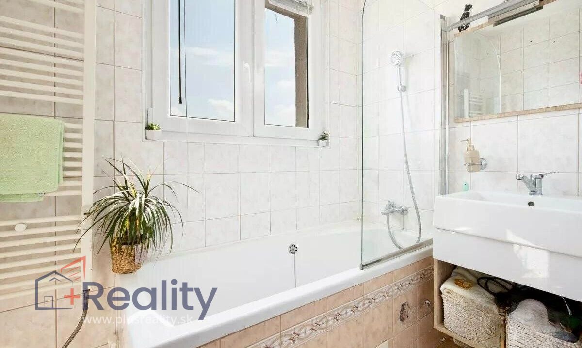 Svetlý  3 izbový byt s balkónom v centre mesta Dunajská Streda na predaj!