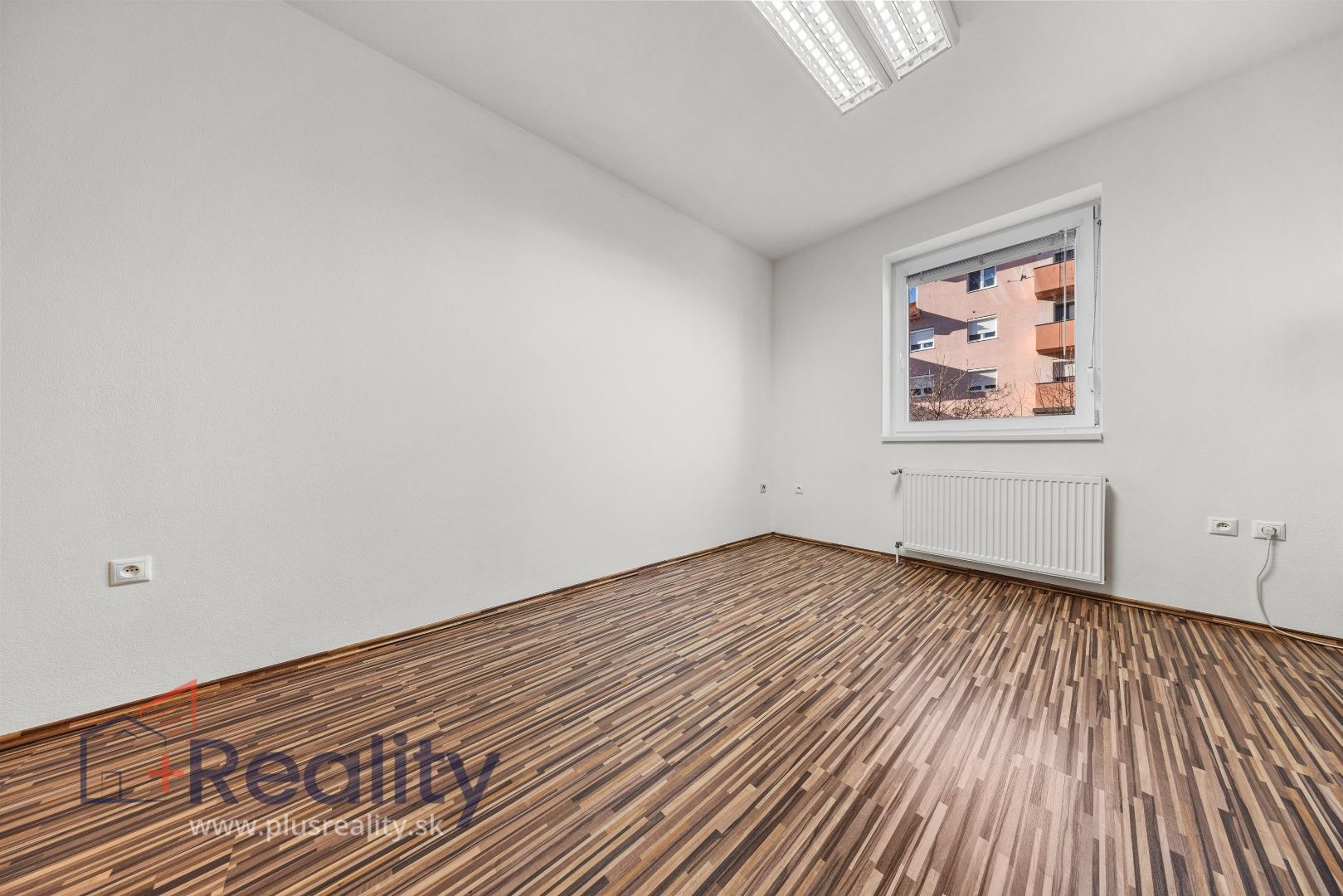 Veľký klimatizovaný trojizbový byt s balkónom v lokalite Dunajská Streda Západ na Záhradníckej ulici na predaj!