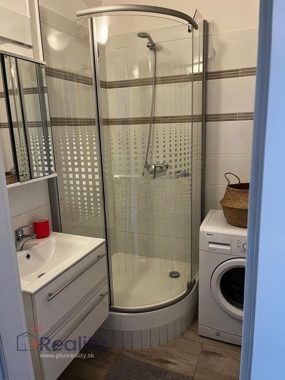 Zrekonštruovaný 2 izbový byt s balkónom v mestskej časti Bratislava Ružinov na Mierovej ulici na prenájom!