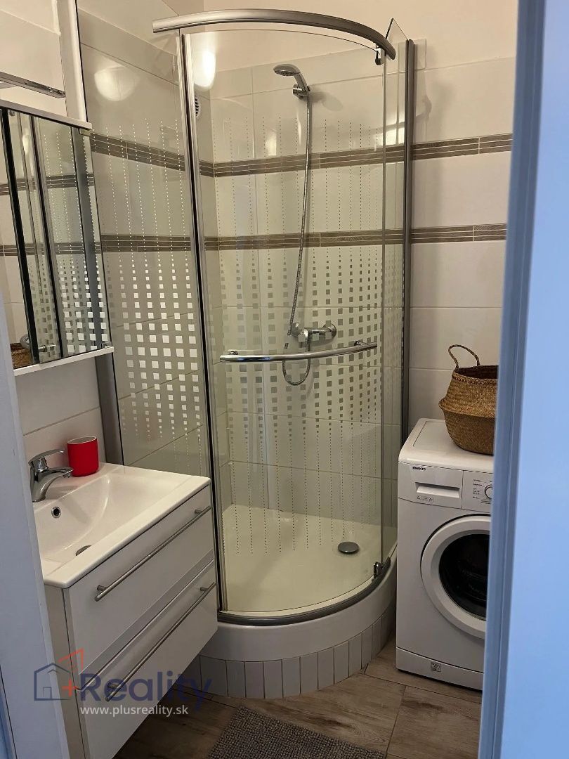 Zrekonštruovaný dvojizbový izbový byt s balkónom v mestskej časti Bratislava Ružinov na Mierovej ulici na prenájom!