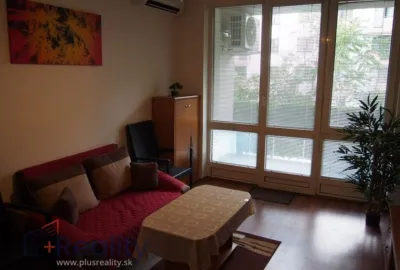 Dvojizbový byt s loggiou v mestskej časti Bratislava Ružinov na Páričkovej ulici na prenájom!