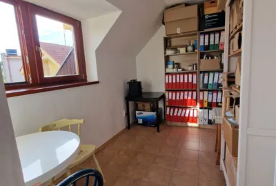 Dvojpodlažný obchodný / administratívny priestor v rušnej lokalite mesta Dunajská Streda na prenájom!