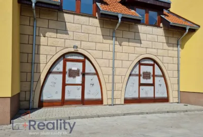Dvojpodlažný obchodný / administratívny priestor v rušnej lokalite mesta Dunajská Streda na prenájom!