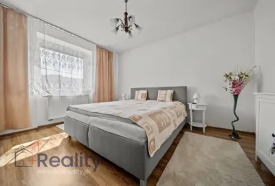 PLUS REALITY Trojizbový byt so záhradou a garážou v meste Veľký Meder na predaj!