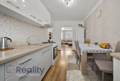 PLUS REALITY Trojizbový byt so záhradou a garážou v meste Veľký Meder na predaj!