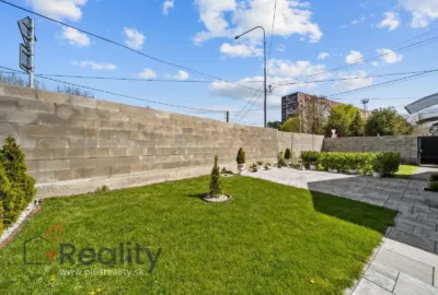 PLUS REALITY Trojizbový byt so záhradou a garážou v meste Veľký Meder na predaj!