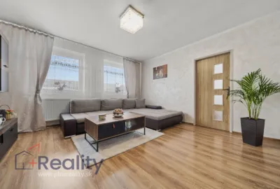 PLUS REALITY Trojizbový byt so záhradou a garážou v meste Veľký Meder na predaj!