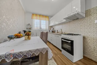 PLUS REALITY Trojizbový byt so záhradou a garážou v meste Veľký Meder na predaj!