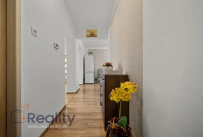 PLUS REALITY Trojizbový byt so záhradou a garážou v meste Veľký Meder na predaj!
