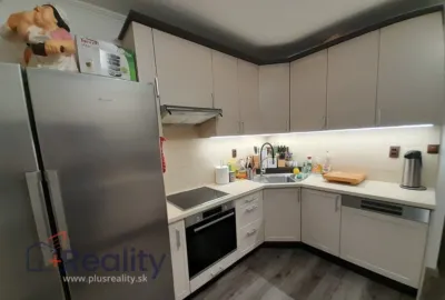 Priestranný, kompletne zrekonštruovaný 3-izbový byt s balkónom v meste Šamorín na Cintorínskej ulici na predaj!