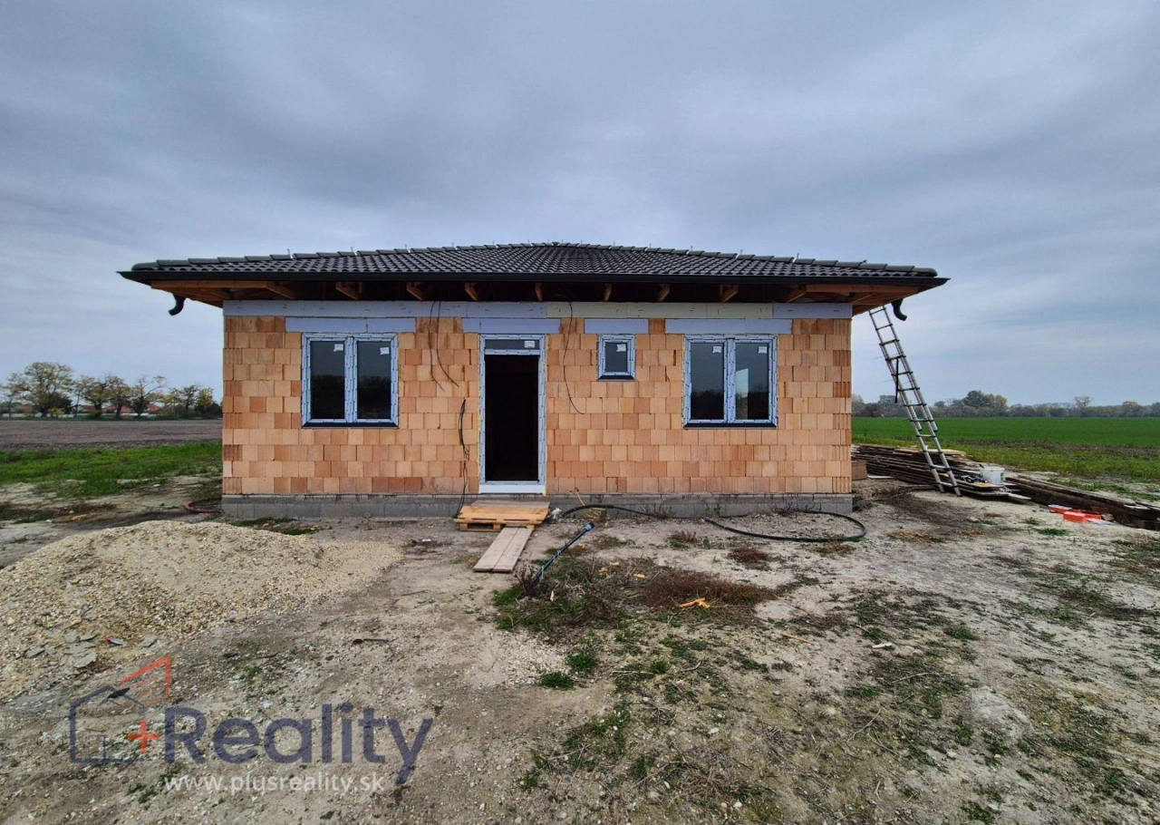 REZERVOVANÉ I 4 izbový dom / bungalov, v štádiu výstavby v obci Povoda na predaj!