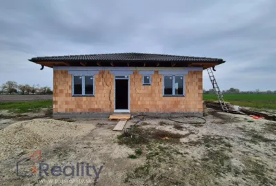 REZERVOVANÉ I 4 izbový dom / bungalov, v štádiu výstavby v obci Povoda na predaj!