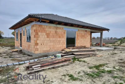 REZERVOVANÉ I 4 izbový dom / bungalov, v štádiu výstavby v obci Povoda na predaj!