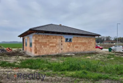 REZERVOVANÉ I 4 izbový dom / bungalov, v štádiu výstavby v obci Povoda na predaj!