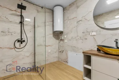 REZERVOVANÉ | Luxusne zariadený rodinný dom v obci Kráľovičove Kračany na predaj!