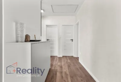 REZERVOVANÉ | Luxusne zariadený rodinný dom v obci Kráľovičove Kračany na predaj!