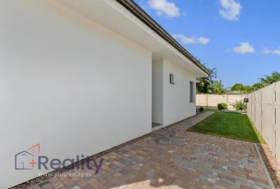 REZERVOVANÉ | Luxusne zariadený rodinný dom v obci Kráľovičove Kračany na predaj!