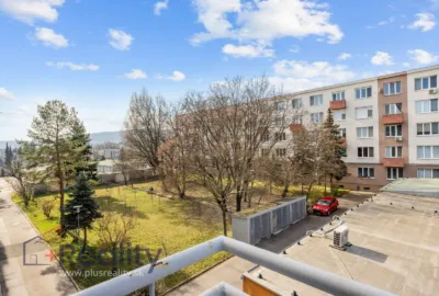 REZERVOVANÉ | Na predaj 2-izb. byt na 2. posch. v tehlovom dome bez výťahu, balkón, zeleň, kompletná občianska vybavenosť