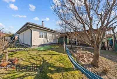 REZERVOVANÉ | Na predaj 3-i nízkoenergetická novostavba montovaného RD, je súčasťou dvojdomu, vlastný pozemok - 345 m2