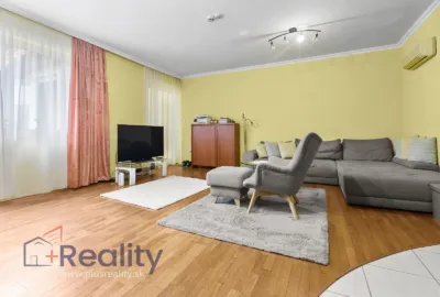 REZERVOVANÉ | Poschodový trojpodlažný dom v radovej zástavbe v centre mesta Dunajská Streda na predaj!