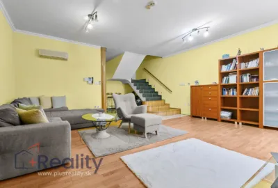 REZERVOVANÉ | Poschodový trojpodlažný dom v radovej zástavbe v centre mesta Dunajská Streda na predaj!
