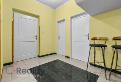 REZERVOVANÉ | Poschodový trojpodlažný dom v radovej zástavbe v centre mesta Dunajská Streda na predaj!