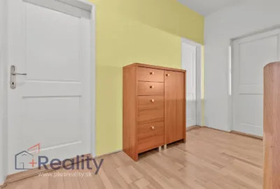 REZERVOVANÉ | Poschodový trojpodlažný dom v radovej zástavbe v centre mesta Dunajská Streda na predaj!