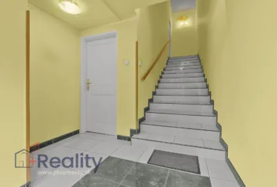 REZERVOVANÉ | Poschodový trojpodlažný dom v radovej zástavbe v centre mesta Dunajská Streda na predaj!