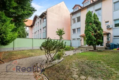 REZERVOVANÉ | Poschodový trojpodlažný dom v radovej zástavbe v centre mesta Dunajská Streda na predaj!