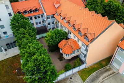 REZERVOVANÉ | Poschodový trojpodlažný dom v radovej zástavbe v centre mesta Dunajská Streda na predaj!