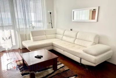 Slnečný 2 izbový byt s balkónom v mestskej časti Bratislava Nové Mesto- Kramáre na Višňovej ulici na prenájom!