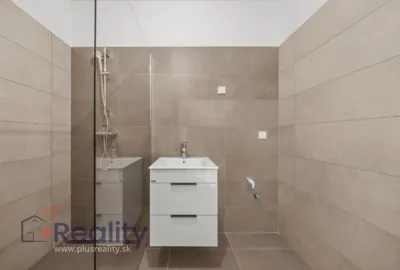 Slnečný 3 izbový byt s balkónom v maďarskej obci Rajka na predaj!