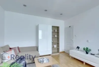 Zariadený 2 izbový byt v mestskej časti Bratislava Nové Mesto na Ovručskej ulici na prenájom!