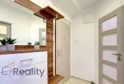 Zariadený 2 izbový byt v mestskej časti Bratislava Nové Mesto na Ovručskej ulici na prenájom!