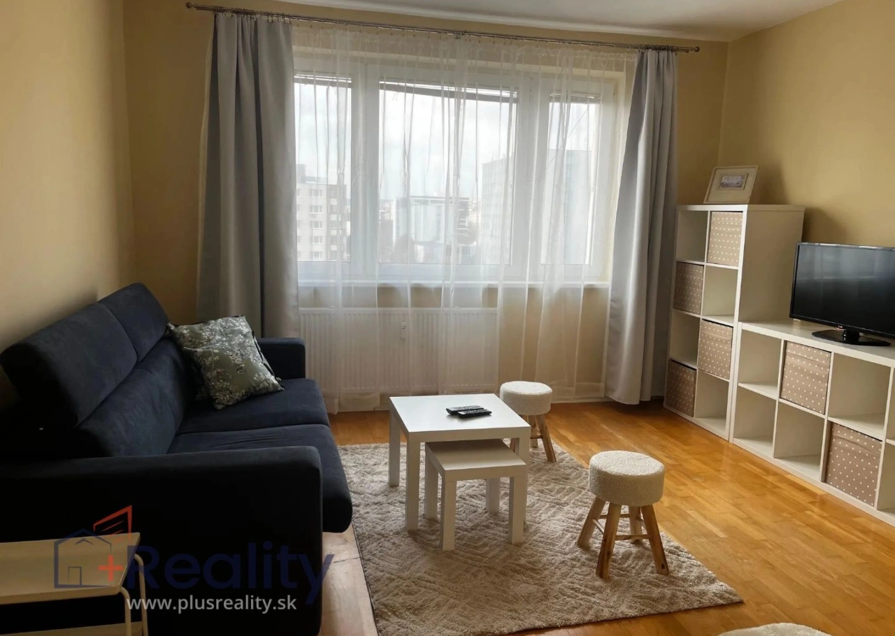 Zrekonštruovaný dvojizbový izbový byt s balkónom v mestskej časti Bratislava Ružinov na Mierovej ulici na prenájom!