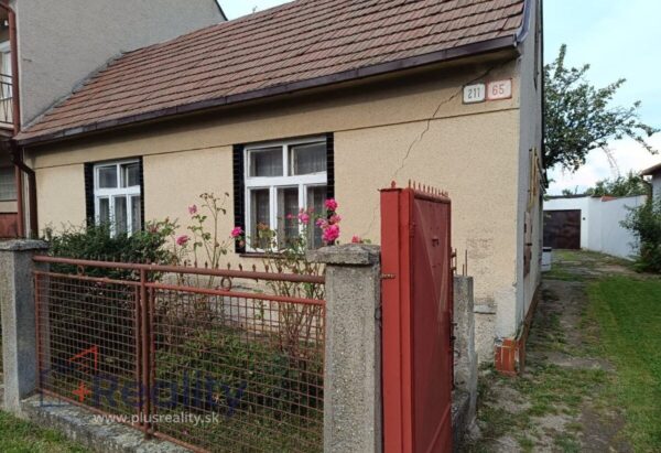 PLUS REALITY I  5 izbový rodinný dom v pôvodnom stave v obci Slovenský Grob na predaj!